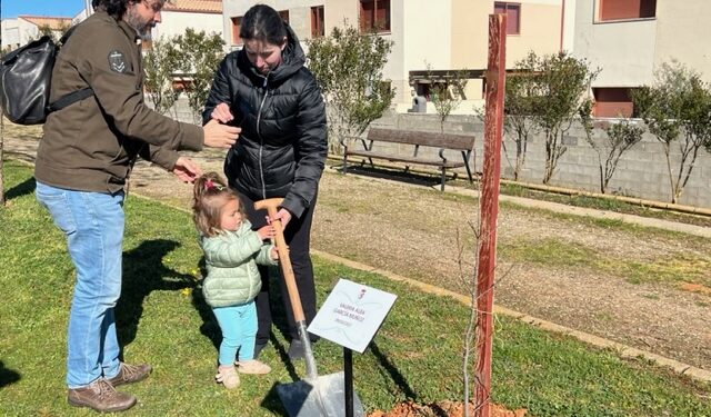 Los nuevos vecinos ya ‘echan raíces’ en ‘El Bosque de los Niños’ de Doñinos