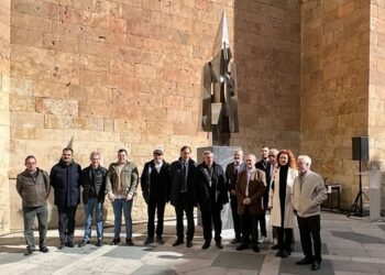 La escultura al cofrade de la Semana Santa salmantina ya mira a la calle Compañía