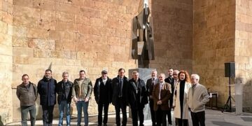 La escultura al cofrade de la Semana Santa salmantina ya mira a la calle Compañía