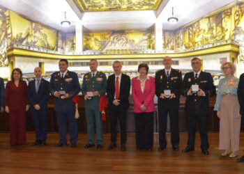 La Policía Local, Guardia Civil, Policía Nacional y Fuerzas Armadas reciben el homenaje y la medalla de la USAL