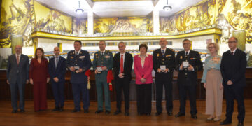 La Policía Local, Guardia Civil, Policía Nacional y Fuerzas Armadas reciben el homenaje y la medalla de la USAL