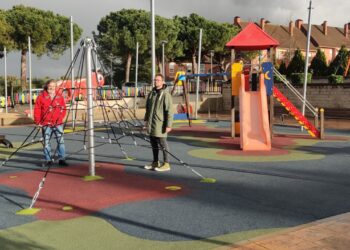 Un nuevo juego completa la dotación infantil del parque de la Plaza del Mediodía