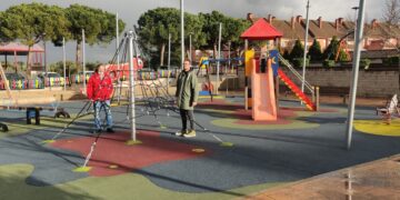 Un nuevo juego completa la dotación infantil del parque de la Plaza del Mediodía
