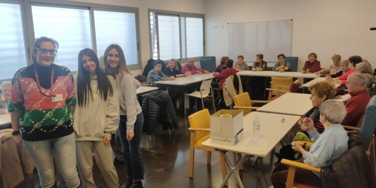 Taller de ‘Masillas terapéuticas’ para mejorar la movilidad de las manos y dedos de las personas mayores