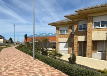 La creación de un paseo peatonal y zona de aparcamiento completa la urbanización del entorno de la Vía Verde de Carbajosa