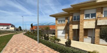 La creación de un paseo peatonal y zona de aparcamiento completa la urbanización del entorno de la Vía Verde de Carbajosa