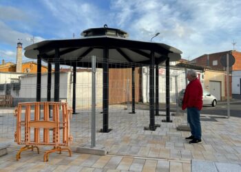 La instalación de la pérgola completa la nueva imagen de la plaza La Cilla