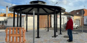 La instalación de la pérgola completa la nueva imagen de la plaza La Cilla
