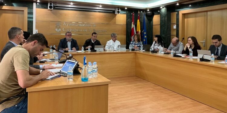 Carbajosa libera medio millón de euros para inversiones prioritarias como la renovación de redes de agua y la sustitución del césped artificial del campo de fútbol y pistas de pádel