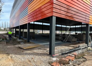 La nueva empresa reanuda las obras de cerramiento de la pista deportiva que deberá estar terminada dentro de dos meses