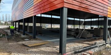 La nueva empresa reanuda las obras de cerramiento de la pista deportiva que deberá estar terminada dentro de dos meses