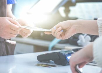 El 83,9% de los expedientes tramitados por la OMIC  en 2020 corresponden a telecomunicaciones, electricidad y gas, viajes y hostelería