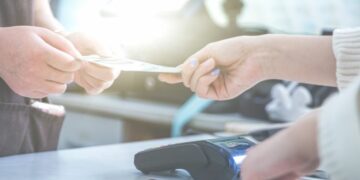 El 83,9% de los expedientes tramitados por la OMIC  en 2020 corresponden a telecomunicaciones, electricidad y gas, viajes y hostelería