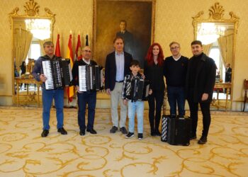 El alcalde recibe a destacados alumnos y profesores de acordeón de la Escuela Municipal de Música