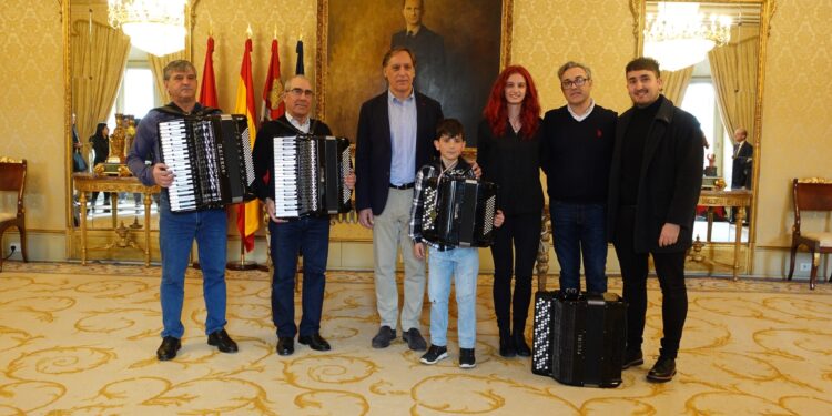 El alcalde recibe a destacados alumnos y profesores de acordeón de la Escuela Municipal de Música