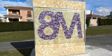 Villamayor rinde homenaje a las mujeres con la renovada escultura del 8M y la exposición ‘Abuelas que hacen historia’