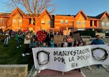 Versos y rimas originales llenan las calles de Villamayor para celebrar el Día de la Poesía