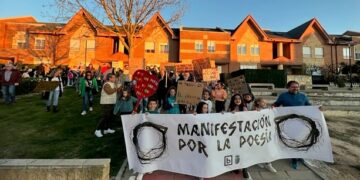 Versos y rimas originales llenan las calles de Villamayor para celebrar el Día de la Poesía
