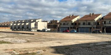 Nueva zona de aparcamiento público en el casco urbano de Villamayor