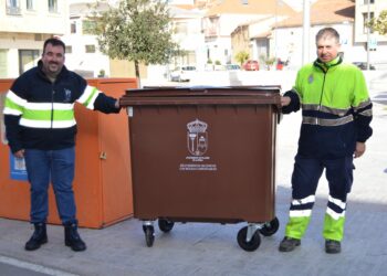 Los primeros 30 contenedores marrones inician el reciclaje orgánico en Villares