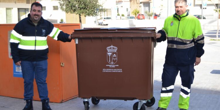 Los primeros 30 contenedores marrones inician el reciclaje orgánico en Villares