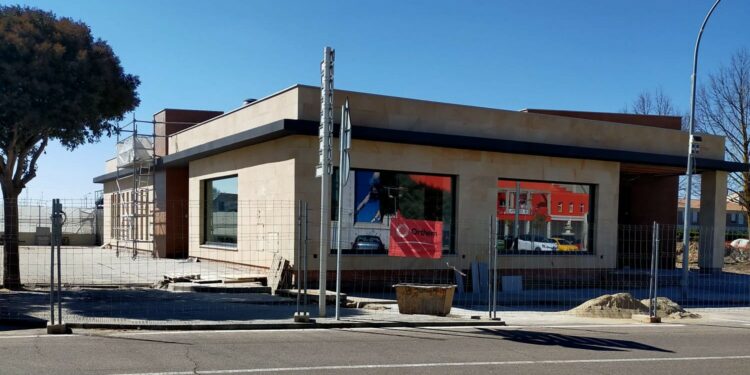 Villares concederá una nueva prórroga de dos meses para concluir la renovación de la cafetería y los vasos de las piscinas de verano