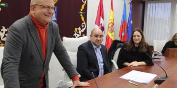 Apoyo unánime de los grupos municipales a la adjudicación de la piscina climatizada de Villares