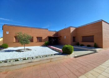 El Ayuntamiento devuelve a cien vecinos 16.137 euros por el cobro del alcantarillado en la factura del agua