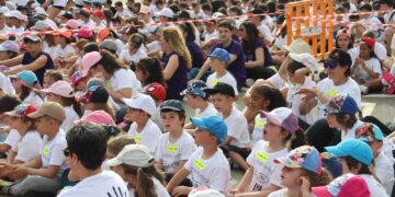 Un millar de alumnos de Carbajosa salen a la calle para celebrar el IV Día de la Educación Física