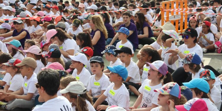 Un millar de alumnos de Carbajosa salen a la calle para celebrar el IV Día de la Educación Física