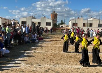Los sones del Sur llenan la jornada rociera de la Feria de Abril en Doñinos