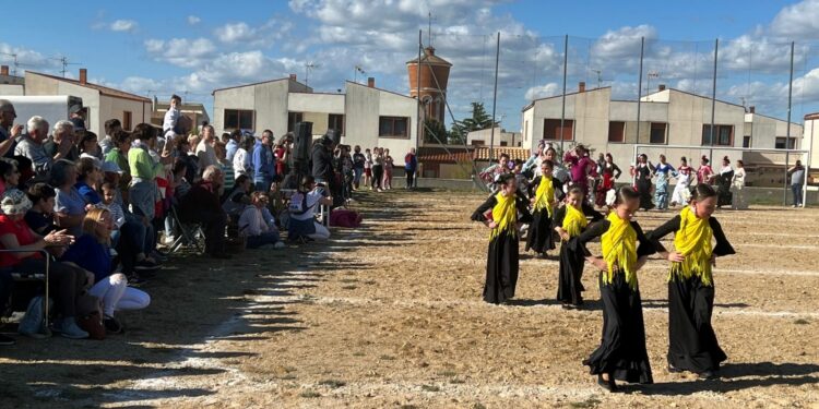 Los sones del Sur llenan la jornada rociera de la Feria de Abril en Doñinos