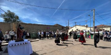 Los vecinos de Doñinos celebran el día grande de las fiestas de San Marcos con la procesión, bailes charros y convite