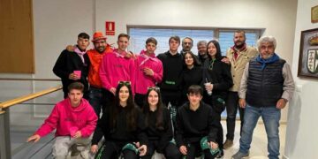 Los Quintos del 2005 de Doñinos abren las Fiestas de San Marcos bajo la lluvia