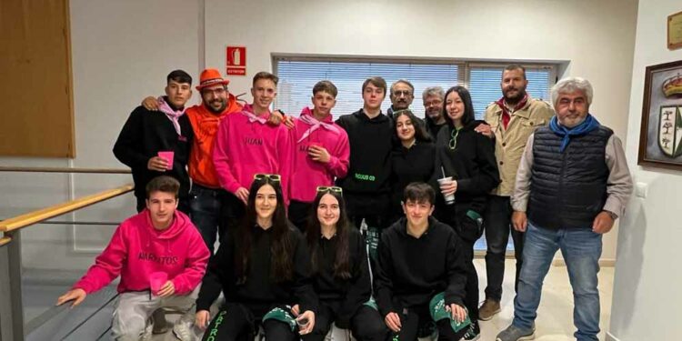 Los Quintos del 2005 de Doñinos abren las Fiestas de San Marcos bajo la lluvia