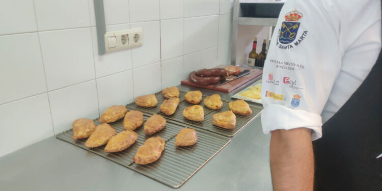 Lasaña de espinacas, revuelto de ajetes y gambas, fruta y un hornazo para merendar, menú del ‘Comedor Social’