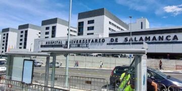 Tres nuevas marquesinas junto al Hospital para mejorar el servicio de transporte