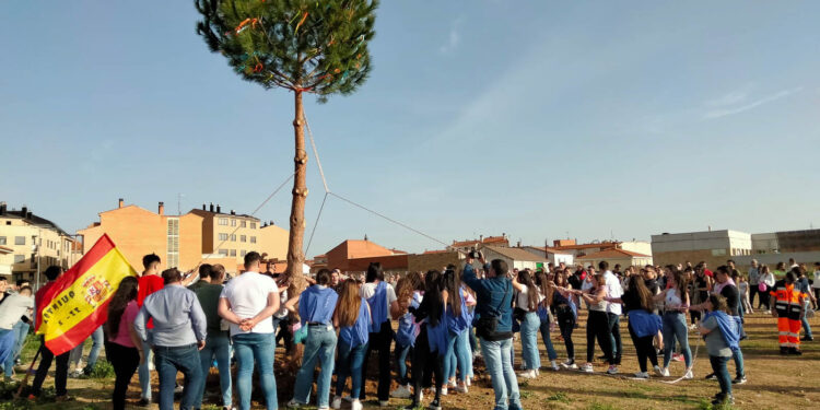 Vuelven los Quintos a Villares con la tradicional plantación del ‘mayo’