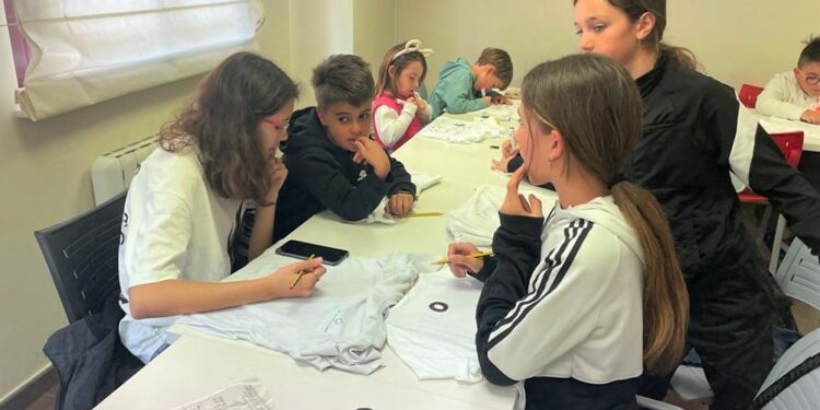 Los niños de Cabrerizos ‘desatan’ su creatividad pintando sus camisetas personalizadas