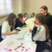 Los niños de Cabrerizos ‘desatan’ su creatividad pintando sus camisetas personalizadas
