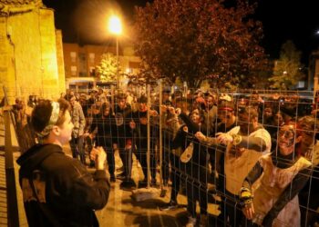 Más de 300 jóvenes disfrutan de una noche terrorífica en Carbajosa con el juego de rol en vivo ‘Survival Zombie’
