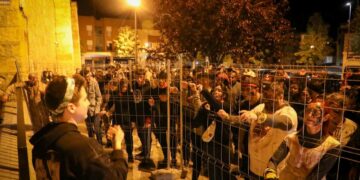 Más de 300 jóvenes disfrutan de una noche terrorífica en Carbajosa con el juego de rol en vivo ‘Survival Zombie’