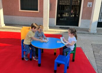 La biblioteca sale a la calle para acercar la lectura a los vecinos de Carbajosa