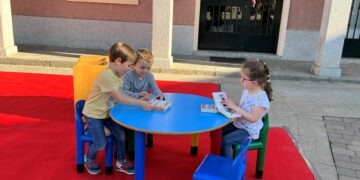 La biblioteca sale a la calle para acercar la lectura a los vecinos de Carbajosa