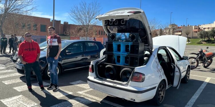 Más de 200 vehículos ‘emocionan’ a los amantes del motor en Carbajosa