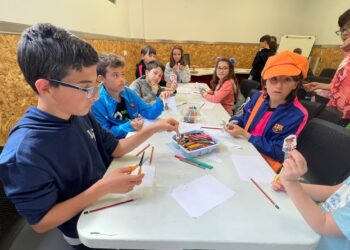 El taller de imanes con personajes de cuentos cierra las actividades de la Semana del Libro en Carbajosa