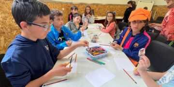 El taller de imanes con personajes de cuentos cierra las actividades de la Semana del Libro en Carbajosa
