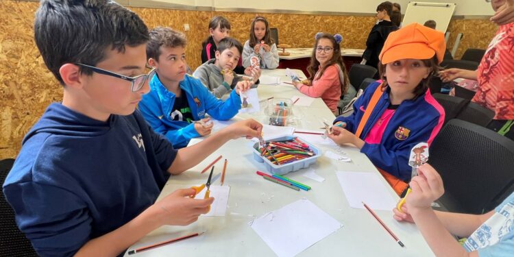 El taller de imanes con personajes de cuentos cierra las actividades de la Semana del Libro en Carbajosa