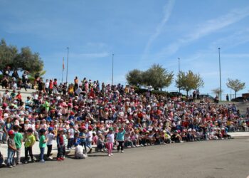 Los 700 escolares de los tres colegios de Carbajosa disfrutan del teatro y la música al aire libre