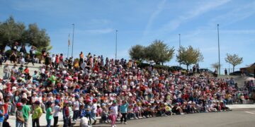 Los 700 escolares de los tres colegios de Carbajosa disfrutan del teatro y la música al aire libre